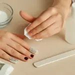 Come togliere lo smalto semipermanente a casa? Il metodo per evitare di rovinare le unghie naturali