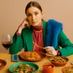 Tendenze moda che influenzano la tavola: idee per cene tematiche riuscite con facilità